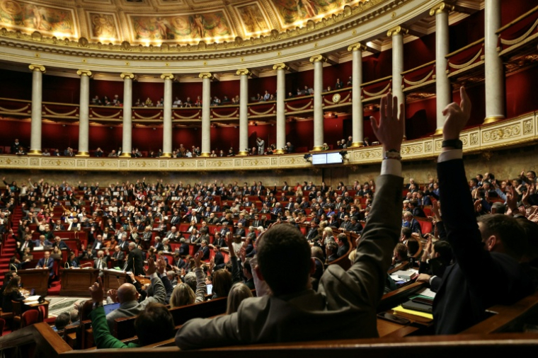Le Parlement devrait approuver définitivement six textes mardi, dont plusieurs projets de lois emblématiques, dans une atmosphère de crise au sein de la majorité, après l'adoption chaotique dans la nuit du projet de loi d'urgence agricole ( AFP / Thomas SAMSON )