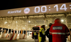 A CALAIS, DES CAMIONS FRANCHISSENT LA NOUVELLE FRONTIÈRE
