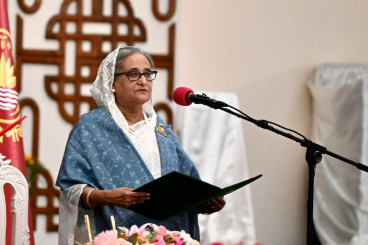 La Première ministre du Bangladesh, Sheikh Hasina, prononce un discours lors de sa prestation de serment pour un cinquième mandat au palais présidentiel de Dacca, le 11 janvier 2024 ( AFP / Munir UZ ZAMAN )