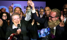 Catherine Trautmann (g), candidate du PS à la mairie de Strasbourg, et son allié centriste Pierre Jakubowicz (d) lors d'une soirée électorale à l'issue du 2e tour des municipales à Strasbourg, le 22 mars 2026 dans le Bas-Rhin ( AFP / Romeo BOETZLE )