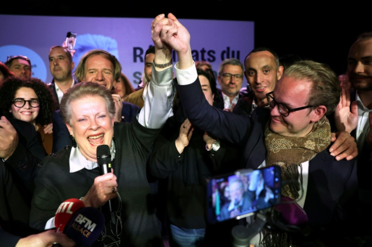 Catherine Trautmann (g), candidate du PS à la mairie de Strasbourg, et son allié centriste Pierre Jakubowicz (d) lors d'une soirée électorale à l'issue du 2e tour des municipales à Strasbourg, le 22 mars 2026 dans le Bas-Rhin ( AFP / Romeo BOETZLE )