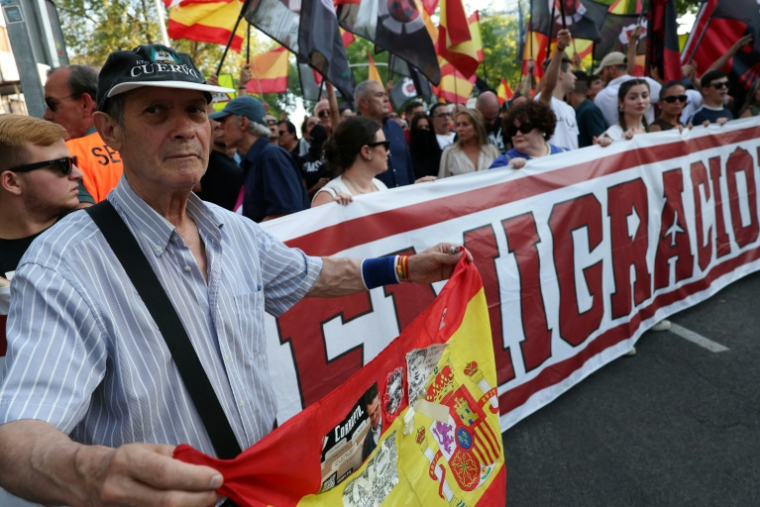 Des manifestants d’extrême droite protestent devant l'ambassade du Maroc à Madrid contre l’arrivée massive de migrants marocains à Ceuta, à Madrid le 31 juillet 2026, dénonçant ce qu'ils qualifient d'"invasion" ( AFP / Pierre-Philippe MARCOU )