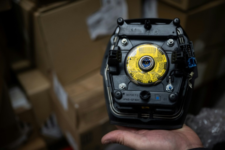 Un module d'airbag fabriqué par le fabricant japonais Takata, dans un garage de Mulhouse, dans l'est de la France, le 19 février 2025 ( AFP / SEBASTIEN BOZON )