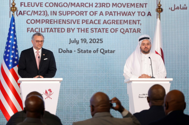 L'émissaire américain pour l'Afrique Massad Boulos (G) et le ministre d'État aux affaires étrangères du Qatar, Mohamed Ben Moubarak (D) lors d'une conférence de presse après la signature d'un cessez-le-feu entre le groupe armé M23 et le gouvernement de la République démocratique du Congo (RDC), le 19 juillet 2025 à Doha ( AFP / Karim JAAFAR )