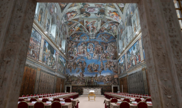 Cette photo prise et diffusée le 6 mai 2025 par Vatican Media montre la chapelle Sixtine à la veille du conclave au Vatican ( VATICAN MEDIA / Handout )