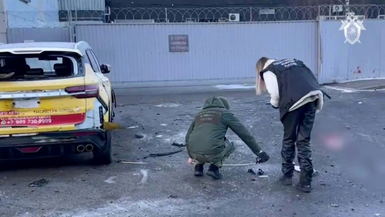 IImage tirée d'une vidéo diffusée par le Comité d'enquête russe, le 24 décembre 2025, montrant des enquêteurs sur le site d'une explosion à Moscou ( Comité d'enquête russe / Handout )