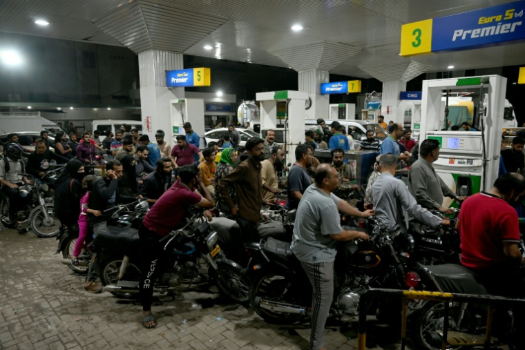 Des motocyclistes font la queue pour faire le plein de carburant dans une station-service à Karachi, le 3 avril 2026 au Paskistan ( AFP / Rizwan TABASSUM )