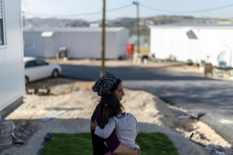 Une femme colon israélienne avec son enfant dans les bras dans la minuscule colonie de Sa-Nur, en Cisjordanie occupée, le 28 avril 2026. ( AFP / ilia YEFIMOVICH )