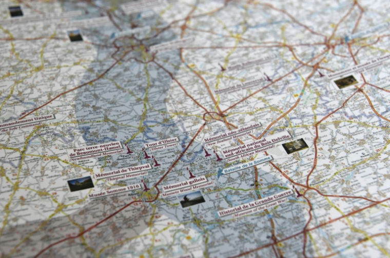 Une carte routière Michelin dédiée aux commémorations du centenaire de la Première Guerre mondiale présentée le 3 avril 2014 à Boulogne-Billancourt, près de Paris ( AFP / Franck FIFE )