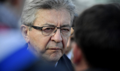 Jean-Luc Mélenchon à Paris, le 18 octobre 2022. ( AFP / JULIEN DE ROSA )