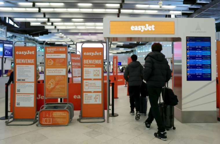 Des voyageurs arrivent au comptoir d'enregistrement d'EasyJet à l'aéroport d'Orly, alors qu'une partie du personnel de la compagnie est en grève, le 6 avril 2026 dans le Val-de-Marne ( AFP / Thomas SAMSON )