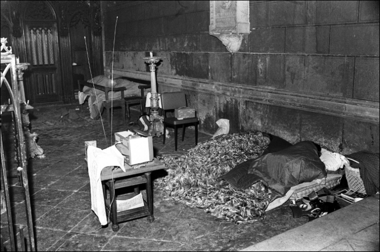 Des travailleuses du sexe occupent l'église de Saint-Nizier à Lyon pour protester contre l'attitude répressive de la police à leur égard, le 6 juin 1975 ( AFP / Edmond PINAUD )