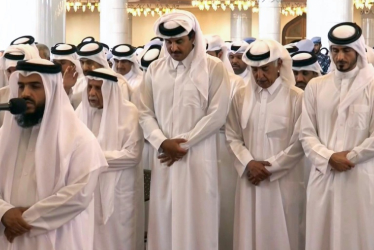 Images de la télévision du Qatar, où l'on voit l'émir du Qatar, Cheikh Tamim bin Hamad Al Thani, aux funérailles des six personnes tuées la veille dans des frappes israéliennes, à Doha le 11 septembre 2025. ( QATAR TV / - )