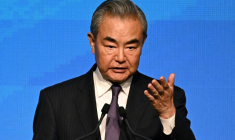 Le ministre chinois des Affaires étrangères, Wang Yi, prend la parole lors de la cérémonie de signature de la Convention sur la création de l'Organisation internationale pour la médiation (IOMed) à Hong Kong, le 30 mai 2025 ( AFP / Peter PARKS )