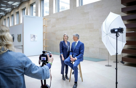 La nouvelle présidente de la banque néerlandaise ABN AMRO Marguerite Bérard (à gauche) le 23 avril 2025 à Amsterdam ( ANP / Robin van Lonkhuijsen )