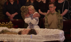 Kiev rend un dernier hommage à un volontaire, tué sur le front, chargé de récupérer les corps