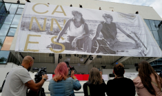 Déploiement de l'affiche officielle du 79e Festival de Cannes, le 10 mai 2026 à Cannes ( AFP / Valery HACHE )