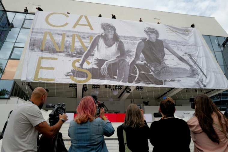 Déploiement de l'affiche officielle du 79e Festival de Cannes, le 10 mai 2026 à Cannes ( AFP / Valery HACHE )
