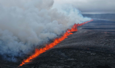 Photo diffusée le 16 juillet 2025 par les autorités islandaises montrant de la lave et de la fumée jaillissant d'un volcan près de Grindavik sur la péninsule islandaise de Reykjanes ( Département de la défense publique de la police d'État / Handout )