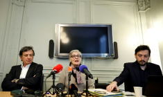 Fabienne Boulin-Burgeat, fille de Robert Boulin, entourée de ses avocats Didier Seban (à gauche) et Antoine Sauvestre-Vinci, lors d'une conférence de presse à Paris, le 21 avril 2026 ( AFP / SIMON WOHLFAHRT )