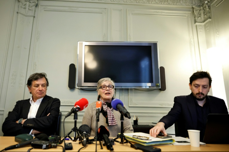 Fabienne Boulin-Burgeat, fille de Robert Boulin, entourée de ses avocats Didier Seban (à gauche) et Antoine Sauvestre-Vinci, lors d'une conférence de presse à Paris, le 21 avril 2026 ( AFP / SIMON WOHLFAHRT )