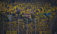 Les supporters du Brøndby démontent des grilles pour mieux voir le match