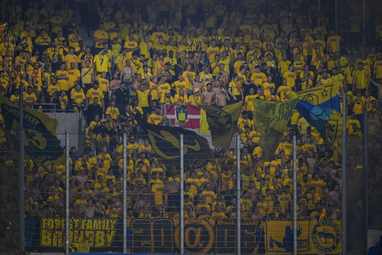 Les supporters du Brøndby démontent des grilles pour mieux voir le match