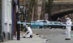 La police britannique inspecte l'endroit où un homme a percuté des piétons, sept blessés