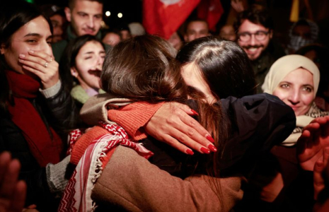 Réaction de personnes après la libération de prisonniers palestiniens