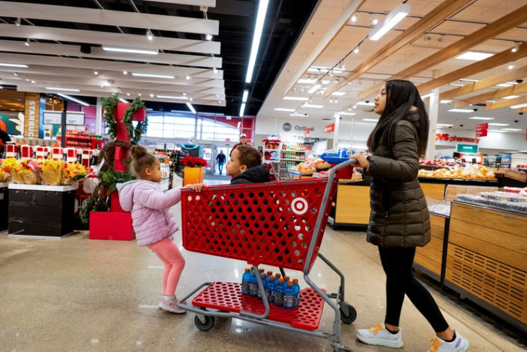 Une famille dans un supermarché Target aux Etats-Unis