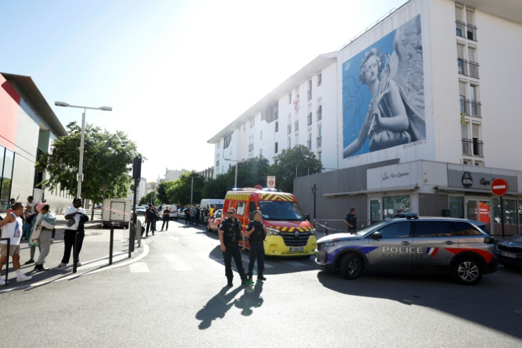 Des policiers sur les lieux où deux personnes ont été tuées et six autres blessées lors d'une fusillade dans le quartier des Moulins à Nice, le 11 mai 2026 ( AFP / Frederic DIDES )