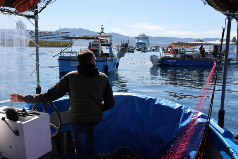 Un pêcheur corse mobilisé dans le port d'Ajaccio contre la hausse du prix des carburants, le 7 avril 2026 ( AFP / Pascal POCHARD-CASABIANCA )