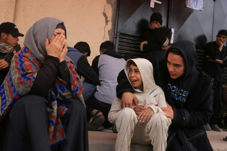 Des proches pleurent la mort de trois membres de leur famille lors d’une frappe israélienne, à Deir al-Balah, dans le centre de la bande de Gaza, le 21 janvier 2026 ( AFP / Bashar Taleb )
