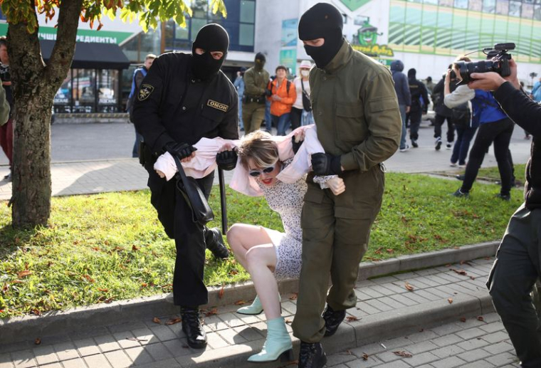 LA POLICE A ARRÊTÉ DES CENTAINES DE MANIFESTANTS À MINSK