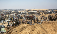 Des Palestiniens fouillent les débris d'un camp de déplacés près de Khan Younès, dans le sud de la bande de Gaza, au lendemain de ce que des témoins ont décrit comme une incursion de chars israéliens, le 11 juillet 2025 ( AFP / - )