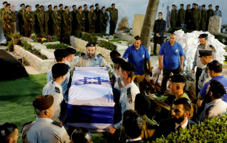 Des soldats israéliens portent le cercueil de Zachary Baumel, commandant de char du 362e bataillon blindé, lors de ses funérailles au cimetière militaire du mont Herzl à Jérusalem, le 4 avril 2019 ( AFP / MENAHEM KAHANA )