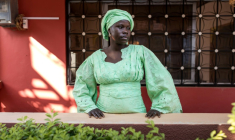 Mariama Fatajo, victime d'excision comme de nombreuses filles et femmes dans son pays la Gambie, pose le 30 janvier 2026 sur son lieu de travail à Manjai Kunda, en Gambie  ( AFP / MUHAMADOU BITTAYE )
