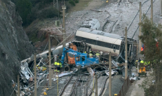 Des enquêteurs et services d'urgence sur le site d'une collision entre deux trains à grande vitesse qui a fait au moins 42 morts à Adamuz, dans le sud de l'Espagne, le 20 janvier 2026 ( AFP / JORGE GUERRERO )