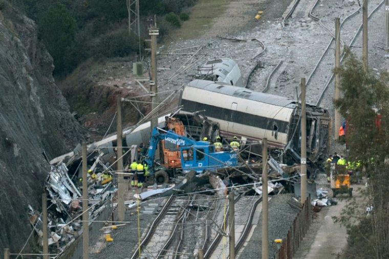 Les services d'urgence et les enquêteurs sur le site de la collision ferroviaire à Adamuz en Espagne le 20 janvier 2026 ( AFP / JORGE GUERRERO )