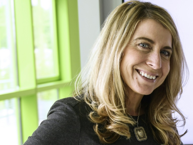 Deborah Turness lors d'une visite des locaux d'Euronews à Lyon (France), le 31 mai 2017 ( AFP / PHILIPPE DESMAZES )