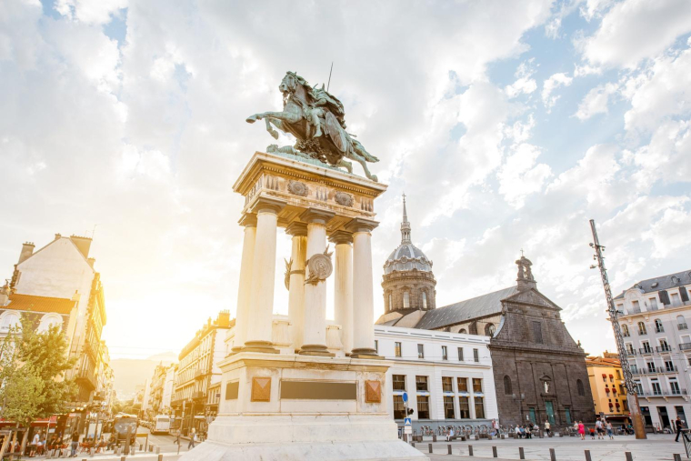 Profitez des beaux jours pour découvrir Clermont-Ferrand crédit photo : Shutterstock