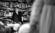 L'écrivain français Emmanuel Carrère lors de son discours sur scène lors du 27e festival littéraire "Les Correspondances" à Manosque, dans le sud-est de la France, le 27 septembre 2025 ( AFP / JOEL SAGET )