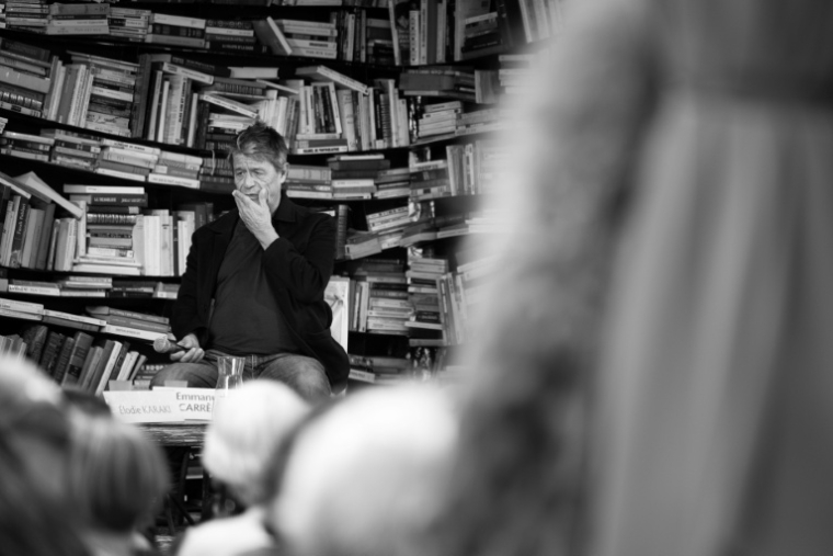 L'écrivain français Emmanuel Carrère lors de son discours sur scène lors du 27e festival littéraire "Les Correspondances" à Manosque, dans le sud-est de la France, le 27 septembre 2025 ( AFP / JOEL SAGET )