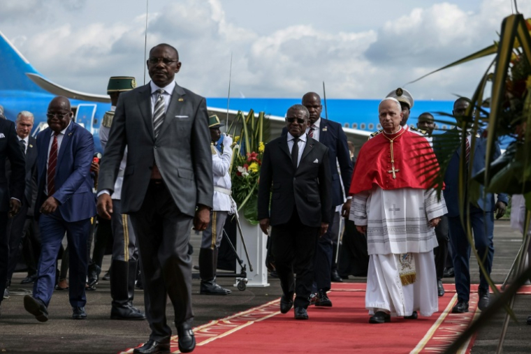 Le pape Léon XIV arrive au Cameroun, deuxième étape de sa tournée africaine, à Yaoundé, le 15 avril 2026 ( AFP / Daniel Beloumou Olomo )