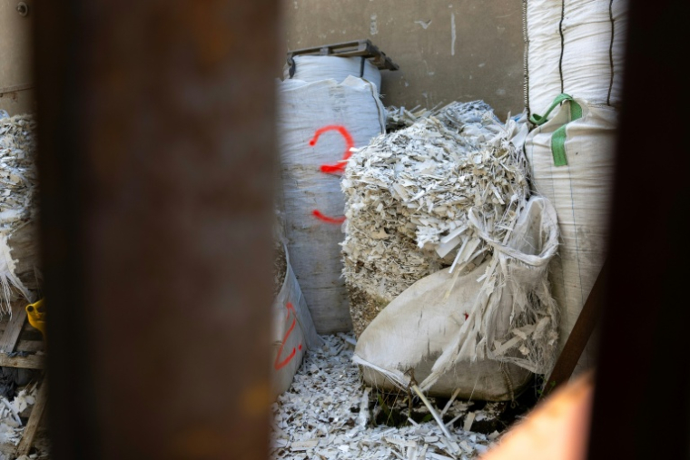 Des sacs de déchets illicites dans le silo de l'ancien complexe agroalimentaire industriel PPK Velebit, à Gospic, dans la région de Lika, en Croatie, le 21 septembre 2026 ( AFP / MARKO PERKOV )