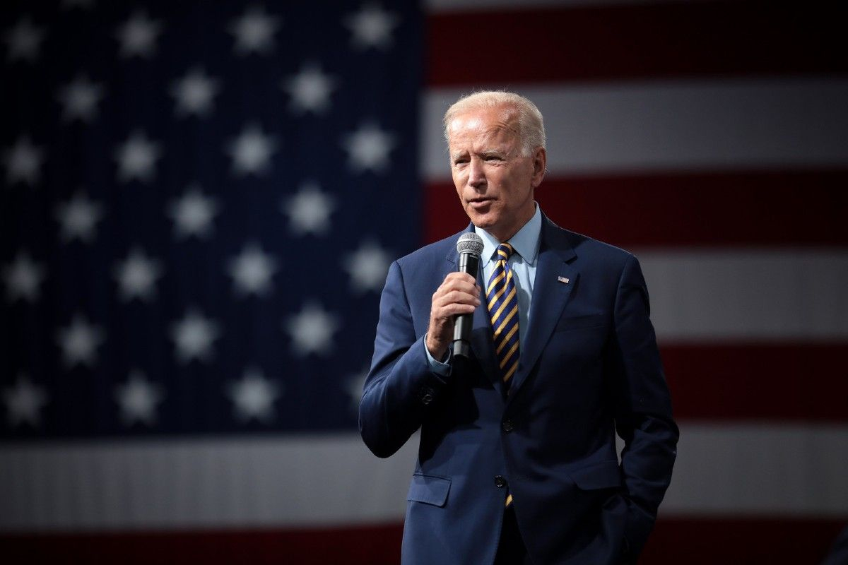 le pouvoir du Président Biden est limité pour contraindre directement l'activité des pétroliers nationaux, au risque de seulement accroître les importations et de raviver la crainte d'une dépendance écartée depuis le boom du pétrole et du gaz de schiste, puis la fin des années 2000. (Crédits photo : Flickr - Gage Skidmore)