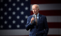 L'équipe de Joe Biden a expliqué comment la future administration prévoit de restreindre l'extraction de pétrole et de gaz sur les territoires terrestres et maritimes appartenant à l'État, d'augmenter les normes de kilométrage pour les voitures, de condamner les oléoducs qui transportent des combustibles fossiles et de débloquer des aides fédérales pour financer le développement des énergies renouvelables. (Crédits photo : Flickr - Gage Skidmore )