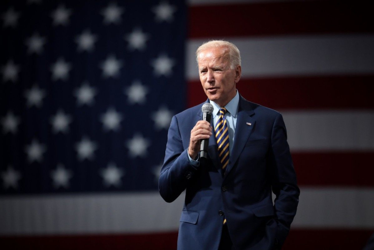 L'équipe de Joe Biden a expliqué comment la future administration prévoit de restreindre l'extraction de pétrole et de gaz sur les territoires terrestres et maritimes appartenant à l'État, d'augmenter les normes de kilométrage pour les voitures, de condamner les oléoducs qui transportent des combustibles fossiles et de débloquer des aides fédérales pour financer le développement des énergies renouvelables. (Crédits photo : Flickr - Gage Skidmore )