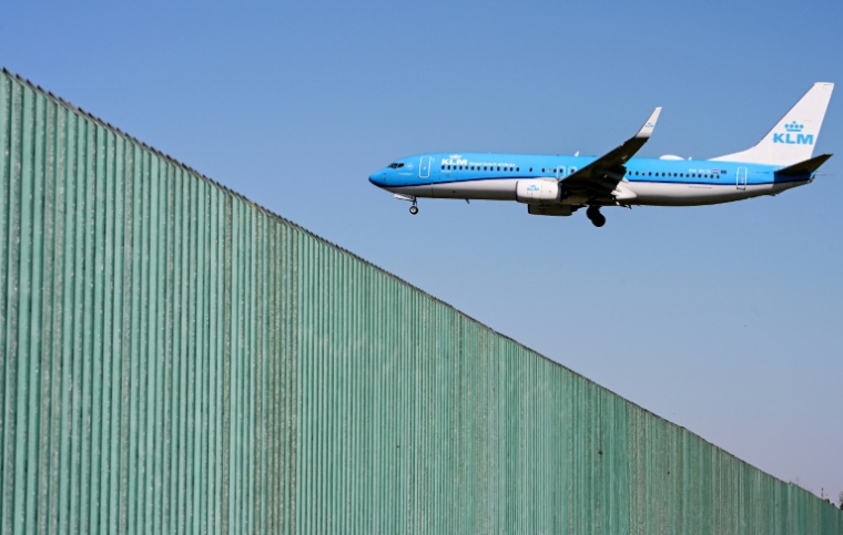 Un avion de la compagnie néerlandaise KLM atterrit à l'aéroport de Milan Linate le 7 avril 2026  ( AFP / Stefano RELLANDINI )