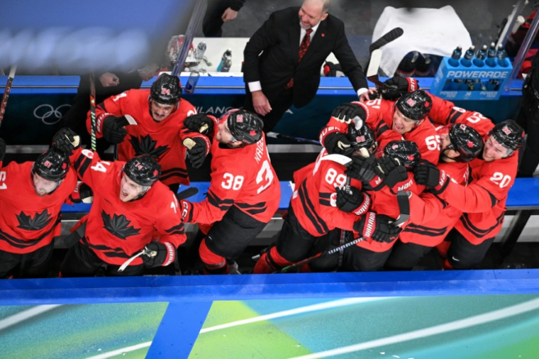 Les Canadiens savourent leur qualification pour la finale olympique du hockey sur glace après leur victoire épique contre la Finlande à Milan, le 20 février 2026  ( AFP / Antonin THUILLIER )